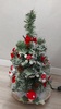 Seconda  foto Albero di Natale piccolo con addobbi rossi alto 40 cm e luci led