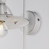 Ulteriore dettaglio di Applique metallo bianca effetto antichizzato argento con braccio lungo design