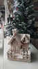 Altra foto Casetta bianca in legno innevata con LED decorazioni Natale in legno