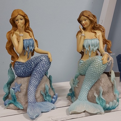 Soprammobile mare coppia di sirenette statuette su scoglio alte 22cm 40018 COLORI E LUCI