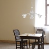 Particolare di Lampadario ingresso con foglie bianco argento 3 luci  42391