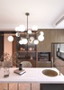 Particolare Lampadario ampio moderno design curva 90 a 12 luci sfere bianche 3 altezze
