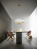 Immagine aggiuntiva di Lampadario LED sospensione dimmerabile oro spazzolato grande linee fluide cam