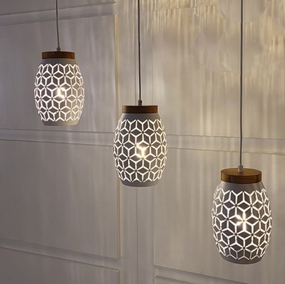 Lampadario a sospensione 3 luci metallo bianco e basette in legno  41822
