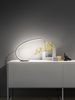 Particolare di Lampada da tavolo curva LED arco in titanio contemporaneo linea curva dimmerabile luc
