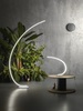 Ulteriore dettaglio di Lampada da tavolo design minimal linea curva dimmerabile LED arco bianco  447
