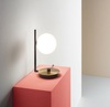 Particolare di Lampada comodino design a elle con sferetta e dettaglio ottone satinato BIRDS TL1 IDE