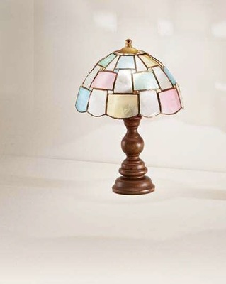 Lampada da tavolo in madreperla quadretti colorati pastello base legno 40191 B388--H5472 PERENZ