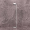 Ulteriore dettaglio di Piantana design grigia che fa tanta luce con diffusore orientabile LED GX53  