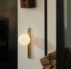 Particolare di Lampada moderna applique o plafoniera lineare ottone con sferetta bianca BINOMIO AP1 