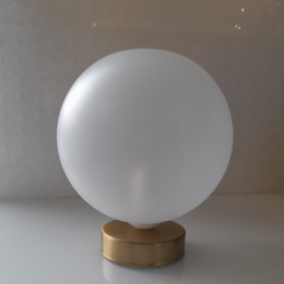 Lampada comodino abat jour sfera bianco satinato base ottone  42088