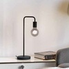 Particolare Lampada da tavolo in metallo lampadina a vista