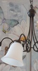 Particolare Lampadario con montatura semplice cuoio e vetri bianchi satinati