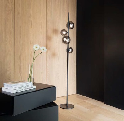 Piantana moderna con struttura nera e 4 sfere di diversa misura intorno PERLAGE PT4 FUME IDEAL LUX