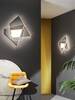 Particolare di Plafoniera grande oro dimmerabile LED 3000k trapezi sfalsati geometria orbitale e luc