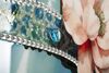 Particolare di Quadro donna chic con cappello blu e fiore rosa 62x92  43147