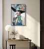 Quadro donna chic con cappello blu e fiore rosa 62x92  43147 - foto 5