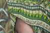 Ulteriore dettaglio di Quadro grande 90x120 donna africana copricapo verde etnico e grandi orecchini