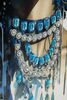 Ulteriore dettaglio di Quadro tribale donna etnico turbante e grande collana blu 82x82  43142