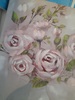 Altra fotografia di Quadro con vaso di rose tonalit&agrave; grigio chiaro con pennellature 70x100