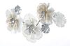 Particolare di Decorazione da appendere fiori bianchi su metallo sfumature grigie 119x60cm  40380