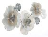 Ulteriore dettaglio di Decorazione da appendere fiori bianchi su metallo sfumature grigie 119x60cm  