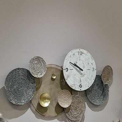 Orologio con decorazione quadro in metallo sfere e cerchi 91,4x5,7x50,8 40168 COLORI E LUCI