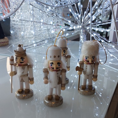 Addobbo natalizio 4 soldatini bianchi glitter oro alti 10cm da appendere 39034 COLORI E LUCI